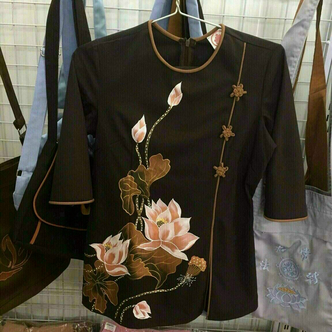 Cổ tròn xẻ tà 3 nút sao